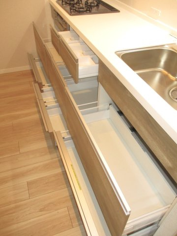 【キッチン】 | ファミール大谷地 | ●人造大理石天板システムキッチン交換済み
●掃除のしやすいキッチンパネル
●浄水器内蔵水栓