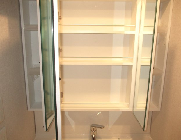 【洗面所】 | ファミール大谷地 | ●三面鏡収納付シャンプードレッサー交換済み