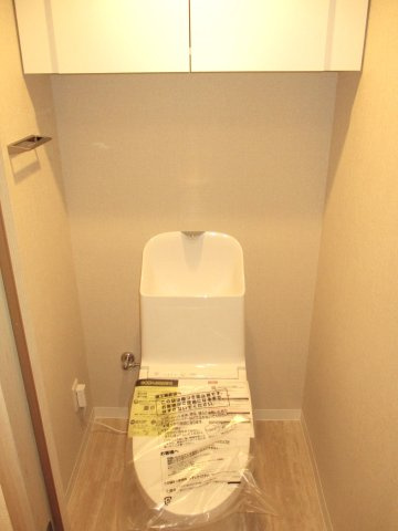 【トイレ】 | ファミール大谷地 | ●ウォシュレット付トイレ交換済み
●上部吊戸棚設置