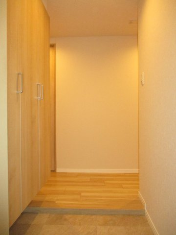 【玄関】 | ファミール大谷地 | ●下駄箱交換済
●玄関人感センサー付照明採用