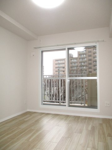 【洋室】 | ファミール大谷地 | ●洋室5.4帖
●クロゼット付き
●クロス貼替え
●床フローリング貼替え
●建具交換