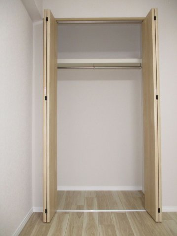 【洋室】 | ファミール大谷地 | ●洋室5.4帖
●クロゼット付き
●クロス貼替え
●床フローリング貼替え
●建具交換