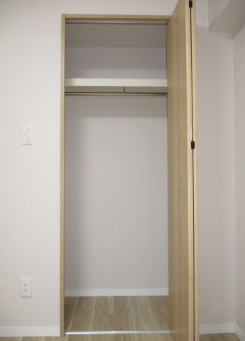 【洋室】 | ファミール大谷地 | ●洋室4.2帖
●クロゼット付き
●クロス貼替え
●床フローリング貼替え
●建具交換