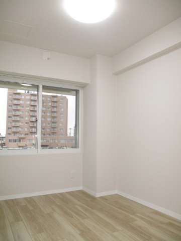 【洋室】 | ファミール大谷地 | ●洋室4.2帖
●クロゼット付き
●クロス貼替え
●床フローリング貼替え
●建具交換