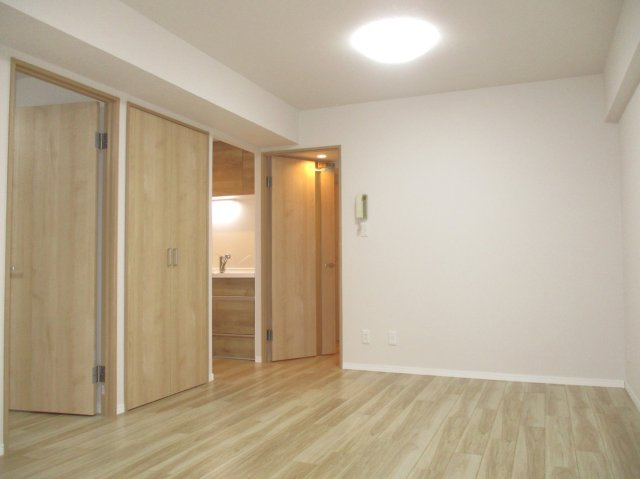 【居間・リビング】 | ファミール大谷地 | ●令和8年1月内装リフォーム実施
●クロス貼替え・床フローリング貼替、建具交換）