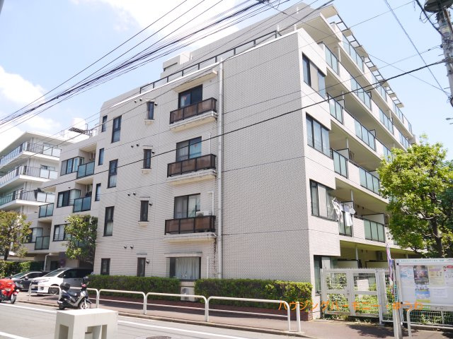 【外観】 | パークノヴァ池袋要町 | 陽光浴びる外観がシンプルな外観をより際立たせ、人々の記憶に存在感を植え付けます。