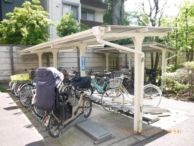 【駐輪場】 | パークノヴァ池袋要町 | 屋根付きの駐輪場となっていますので、雨の日でも大切な自転車が濡れずに済みます。
