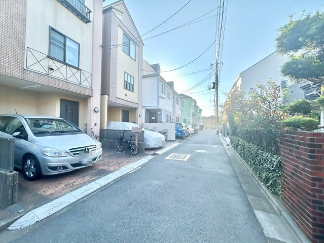 中野区鷺宮5丁目　中古戸建の前面道路含む現地写真|2025.10.30撮影

ご内見希望・資料請求などお気軽にお問い合わせ下さい！
03-5990-5201