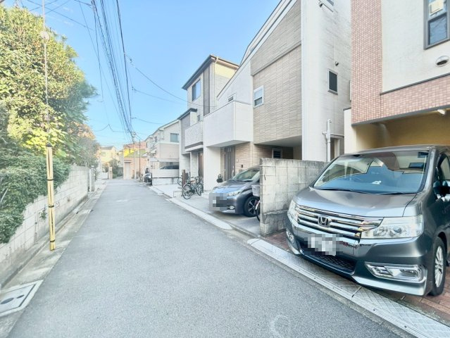 中野区鷺宮5丁目　中古戸建の前面道路含む現地写真|2025.10.30撮影

ご内見希望・資料請求などお気軽にお問い合わせ下さい！
03-5990-5201