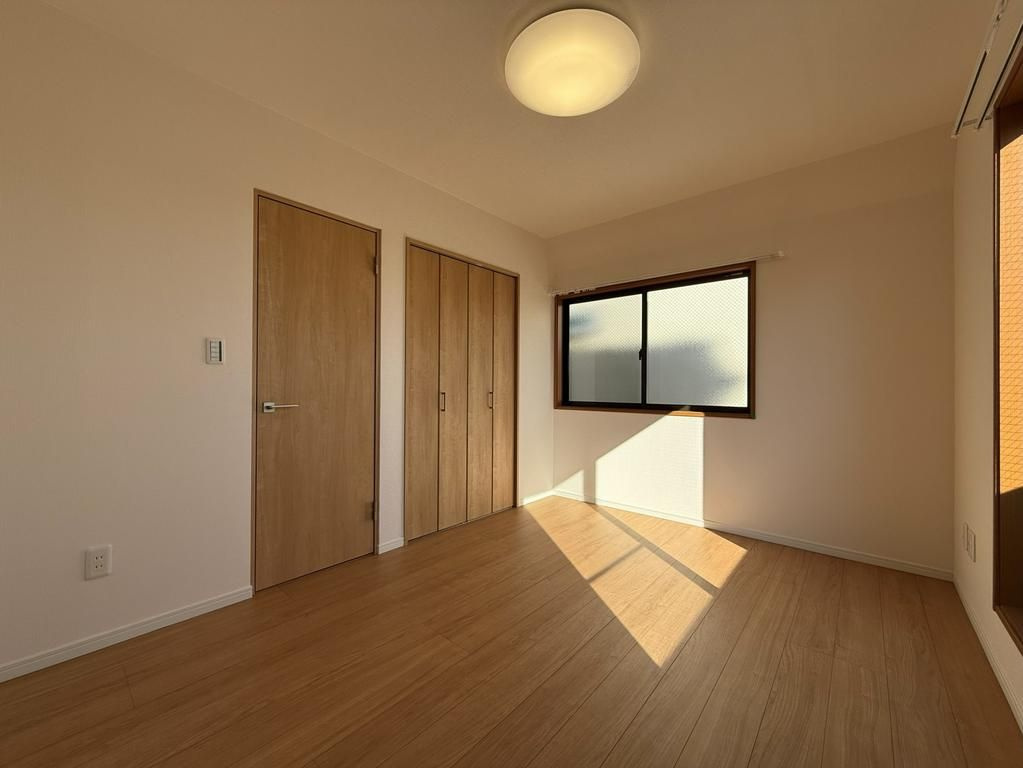 中野区鷺宮5丁目　中古戸建の洋室|自分だけのプライベート空間。明るく温もりを感じることができる居室です。

現地ご見学希望・資料請求などお気軽にお問い合わせ下さい！
03-5990-5201