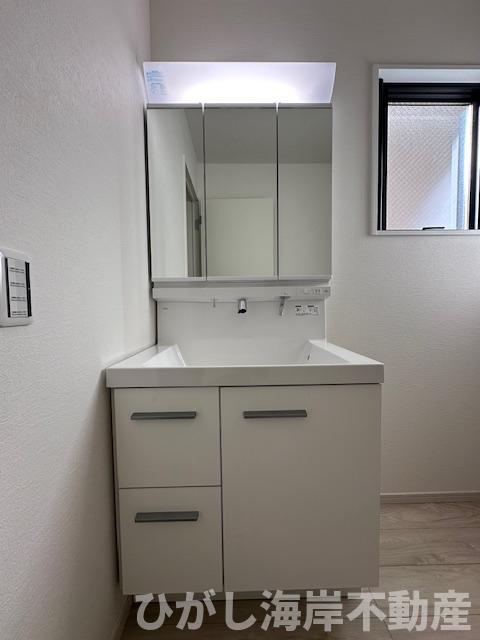 茅ヶ崎市若松町　新築戸建　全2棟　の独立洗面台|三面鏡化粧台