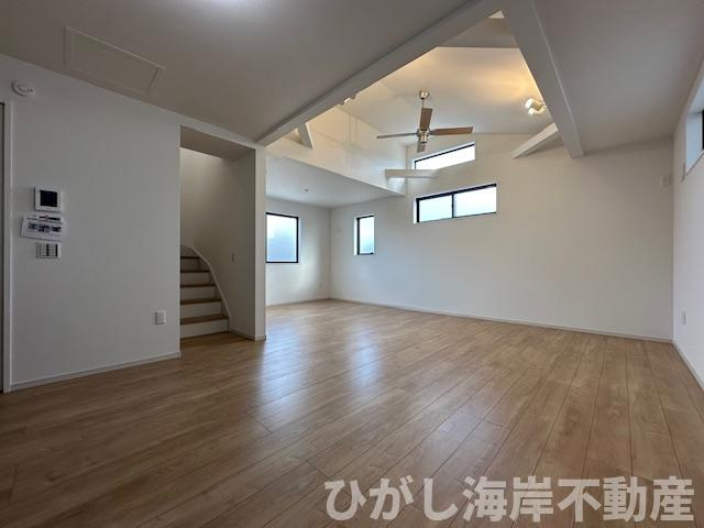 茅ヶ崎市平和町　新築戸建　全２棟の居間・リビング|21.1帖　勾配天井のLDK