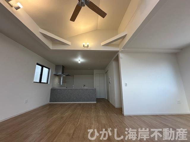 茅ヶ崎市平和町　新築戸建　全２棟のダイニング|21.1帖　勾配天井のLDK
