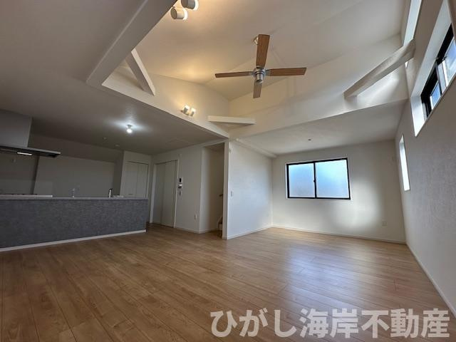 茅ヶ崎市平和町　新築戸建　全２棟の居間・リビング|21.1帖　勾配天井のLDK