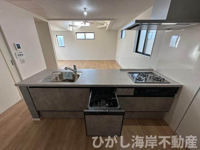 茅ヶ崎市平和町　新築戸建　全２棟の前面道路含む現地写真|10月27日撮影　建築中　現地外観