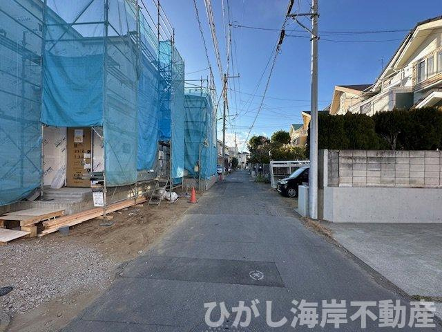 茅ヶ崎市美住町　新築戸建　全４棟の前面道路含む現地写真|1月31日撮影　建築中　現地外観