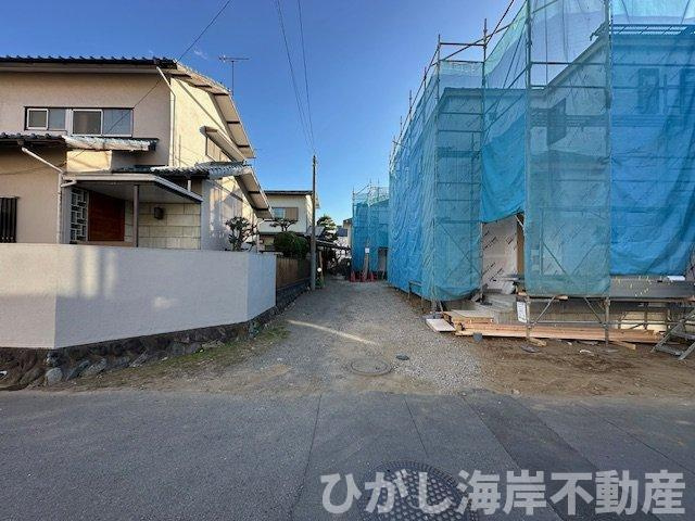 茅ヶ崎市美住町　新築戸建　全４棟の前面道路含む現地写真|1月31日撮影　建築中　現地外観