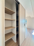 【収納】 | サンライフ鳴水☆仲介手数料半額☆ | 棚板を外して、下に掃除機（ルンバ等）や背の高い空気清浄機を置くスペースを作ることも可能。自由度が高いので、引っ越し前の家具をそのまま活かせる可能性も高まります。