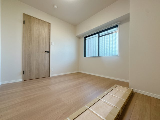 【洋室】 | サンライフ鳴水☆仲介手数料半額☆ | お子様の勉強部屋や静かなテレワークスペースとしても最適です。プライバシーに配慮した落ち着きのある空間。