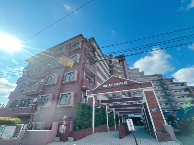 【外観】 | サンライフ鳴水☆仲介手数料半額☆ | 公共交通機関 JR黒崎駅まで徒歩17分前後で、バス便も利用可能です。黒崎駅からは小倉駅まで約20分、博多駅まで特急で約40分〜と、通勤・通学のアクセスは良好です。