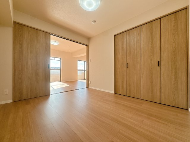 【洋室】 | サンライフ鳴水☆仲介手数料半額☆ | 隣接するお部屋を開放すれば、より広々とした大空間として多目的に活用いただけます。