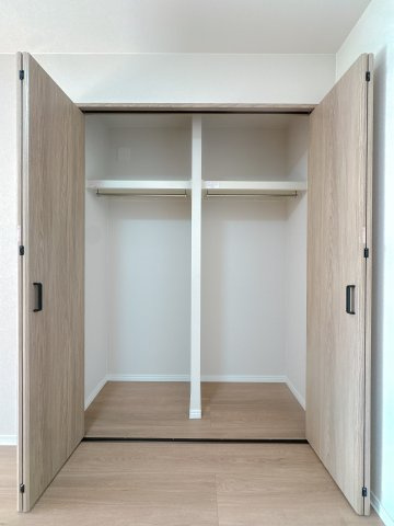【収納】 | サンライフ鳴水☆仲介手数料半額☆ | 限られた空間を最大限に活用できる機能的な収納設計。大型の荷物もスッキリ収まるため、居住スペースを広く、ゆとりを持って自由にお使いいただけます。