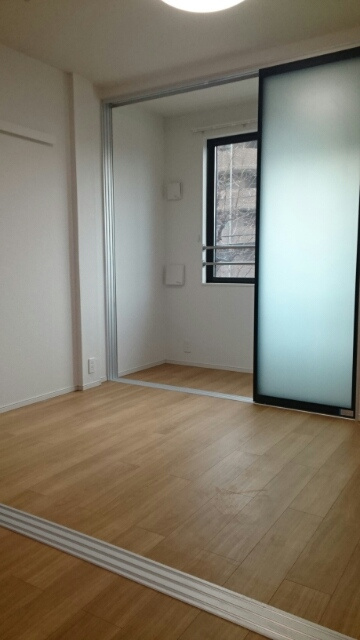 稲城市東長沼のアパートの寝室