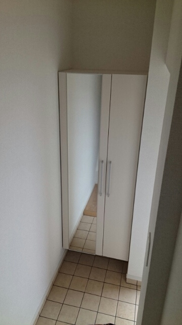 稲城市東長沼のアパートの玄関