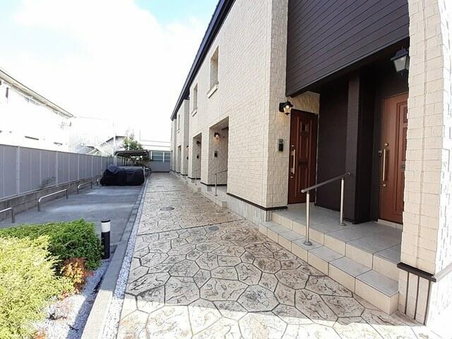 稲城市東長沼のアパートのエントランス