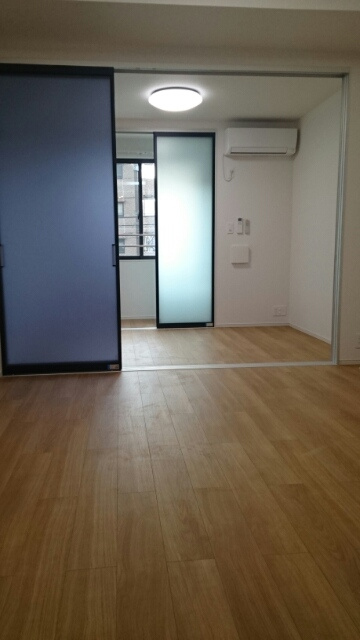 稲城市東長沼のアパートの居間・リビング