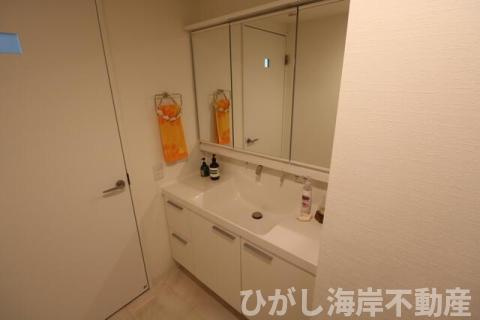 茅ヶ崎緑が浜シティハウスの独立洗面台|三面鏡化粧台