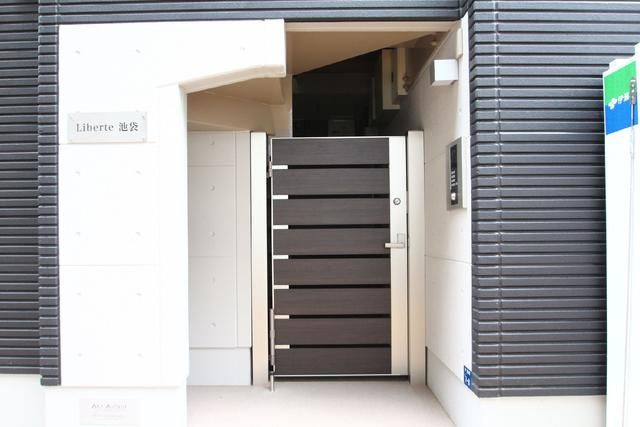 リベルテ池袋のエントランス