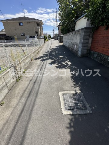 【前面道路含む現地写真】 | さいたま市岩槻区城町一丁目　土地 | 西側道路