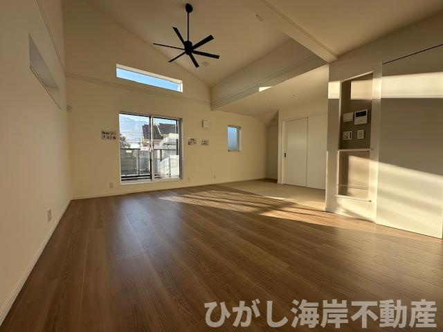 茅ヶ崎市東海岸南4丁目　新築戸建　全2棟のダイニング|17.6帖　開放感のある勾配天井のLDK