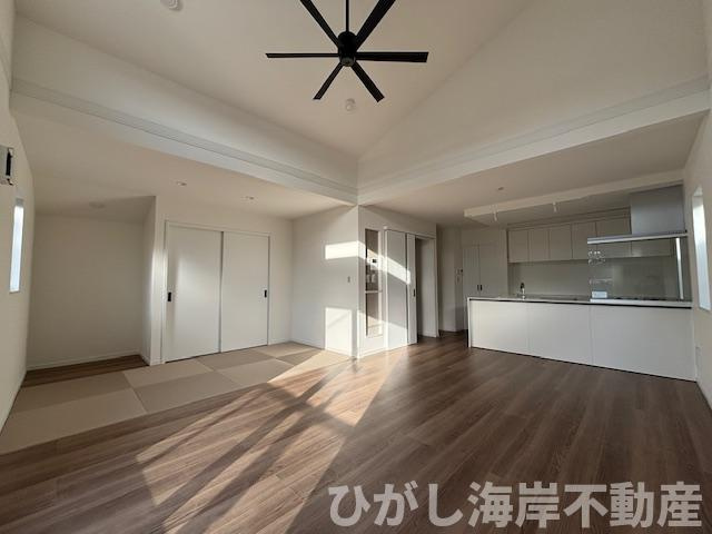 茅ヶ崎市東海岸南4丁目　新築戸建　全2棟の居間・リビング|17.6帖　開放感のある勾配天井のLDK