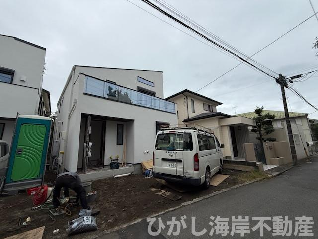 茅ヶ崎市東海岸南4丁目　新築戸建　全2棟の前面道路含む現地写真|10月20日撮影　外構工事中　現地外観