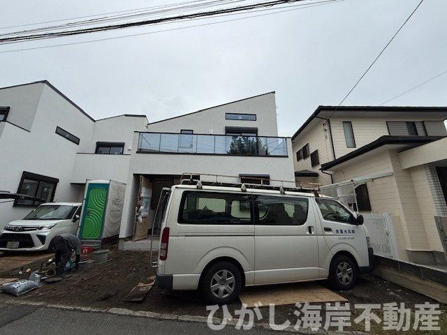 茅ヶ崎市東海岸南4丁目　新築戸建　全2棟の外観|10月20日撮影　外構工事中　現地外観