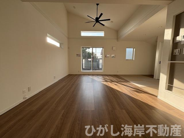 茅ヶ崎市東海岸南4丁目　新築戸建　全2棟の居間・リビング|17.6帖　開放感のある勾配天井のLDK