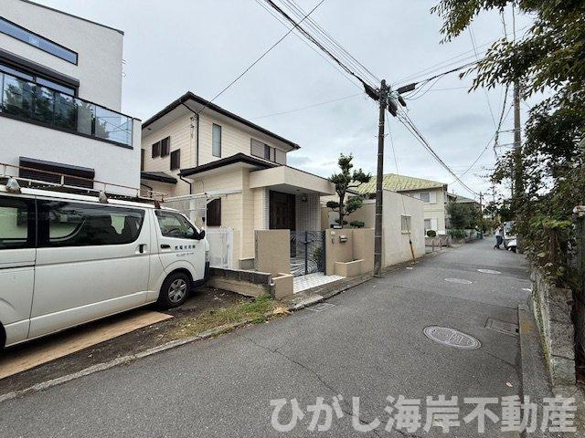 茅ヶ崎市東海岸南4丁目　新築戸建　全2棟の前面道路含む現地写真|10月20日撮影　外構工事中　現地外観