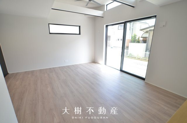 【居間・リビング】 | 海老名市下今泉4丁目　新築戸建て　全3棟【仲介手数料無料】