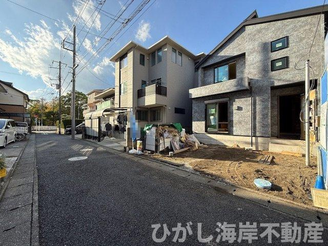 平塚市平塚１丁目　新築戸建　全1棟の前面道路含む現地写真|11月10日撮影　建築中　現地外観