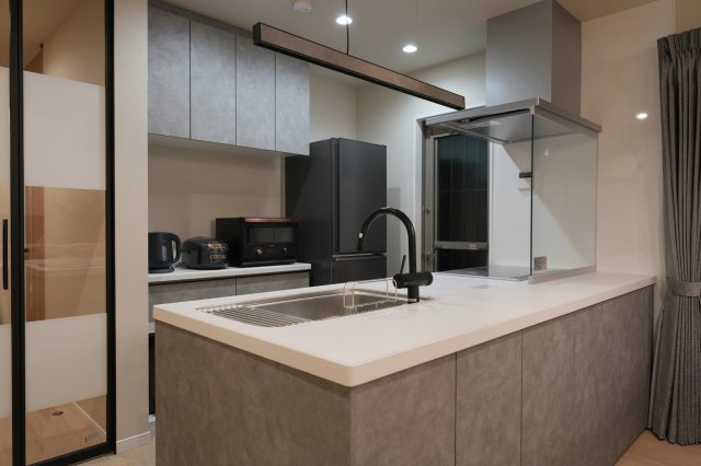 伊東市八幡野プールの家のキッチン