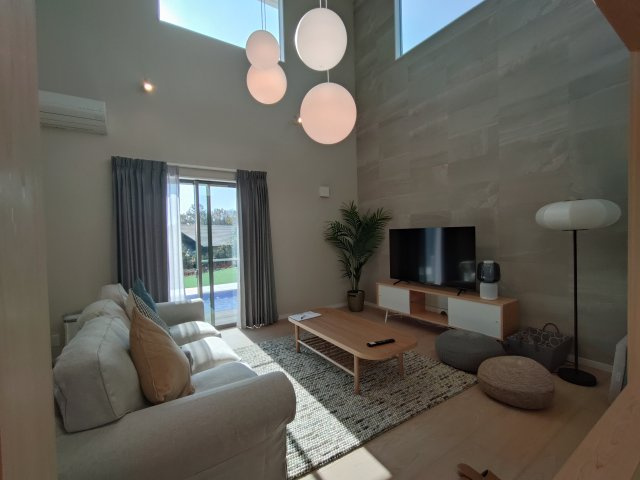 伊東市八幡野プールの家の居間・リビング