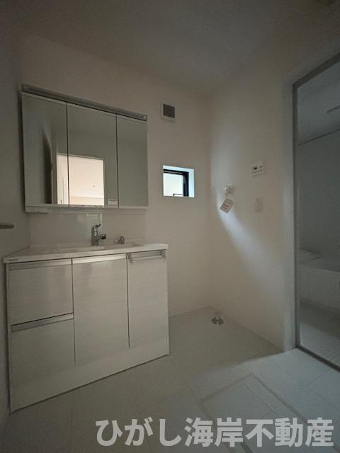 藤沢市鵠沼海岸3丁目　新築戸建　の独立洗面台|脱衣スペース