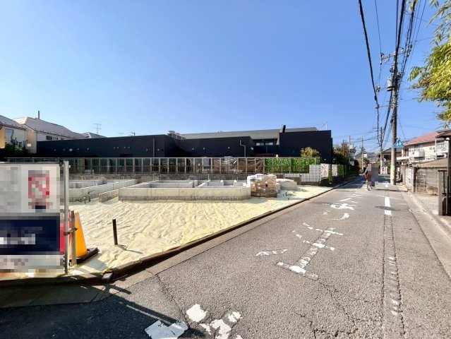 杉並区阿佐谷北6丁目　新築戸建　全3棟の前面道路含む現地写真|2025.10.30撮影

現地ご見学希望・資料請求などお気軽にお問い合わせ下さい！
03-5990-5201