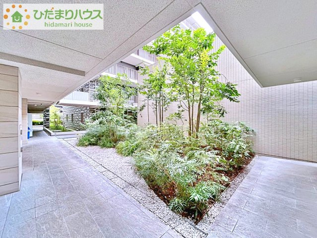 【庭】 | レーベン守谷ザ・スクエア　ウエストコート | 中庭ホールは管理の行き届いた快適な空間が演出してくれます。
