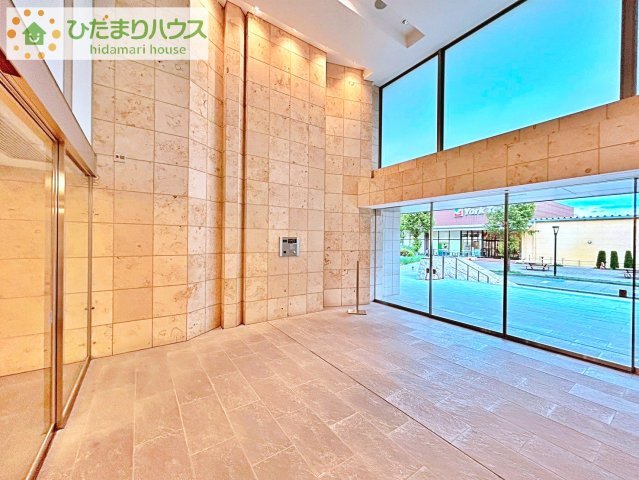 【エントランス】 | レーベン守谷ザ・スクエア　ウエストコート | オートロック完備とコンシェルジュサービスで安心のセキュリティです。