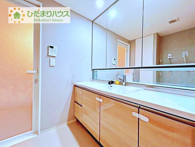 【独立洗面台】 | レーベン守谷ザ・スクエア　ウエストコート | ホテルライクな三面鏡の大きな鏡。
鏡の後ろは収納となっていて、細かいものでも収納できるのでスッキリと整理できます！