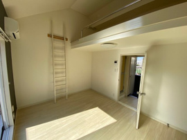 スタンダードな洋室です