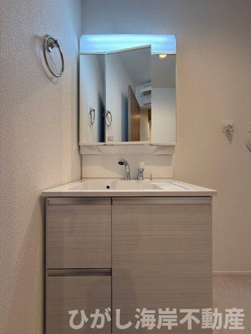 平塚市中里　新築戸建　全２棟の独立洗面台|三面鏡化粧台